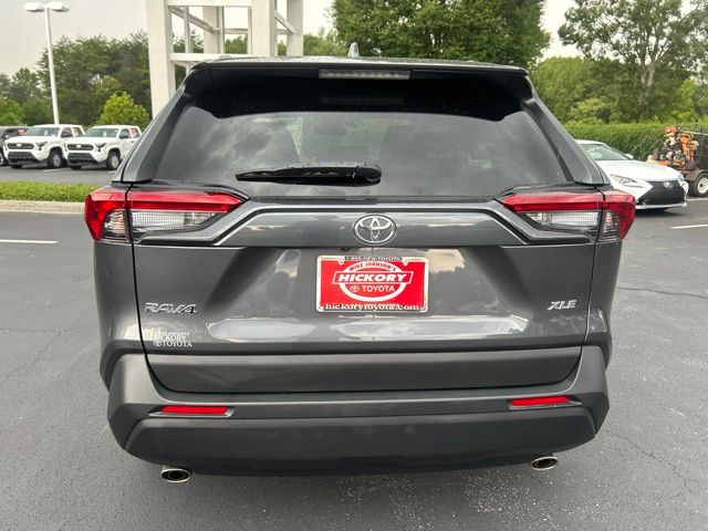 2025 Toyota RAV4 XLE - Photo 8