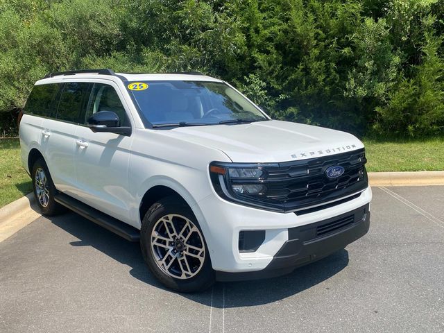 Star White Metallic Tri-Coat 2025 Ford Expedition SUV / Crossover Four-Wheel Drive Automatic
