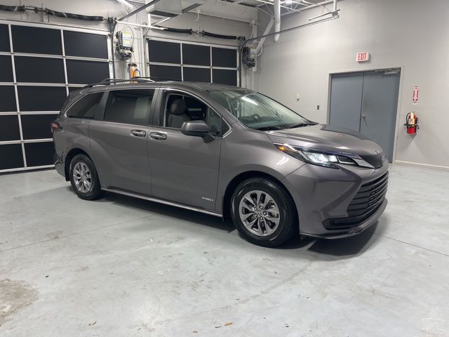 2021 Toyota Sienna LE 8-Passenger FWD
