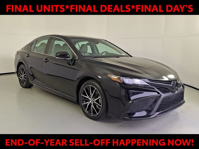 2024 Toyota Camry SE's photo