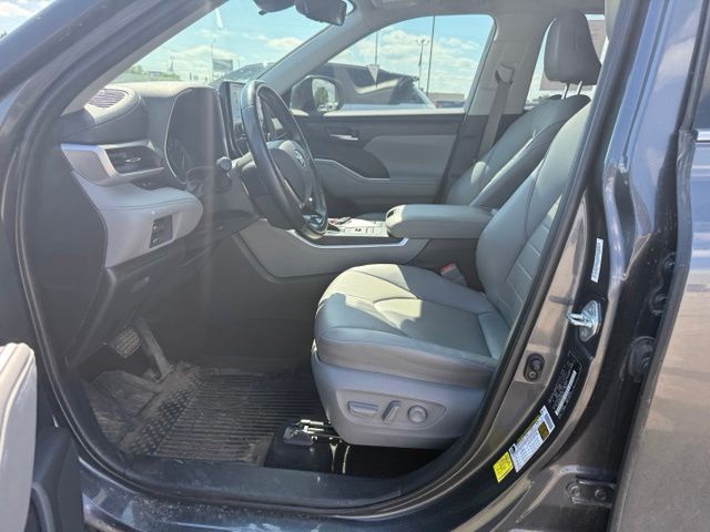 2021 Gray Toyota Highlander XLE AWD SUV