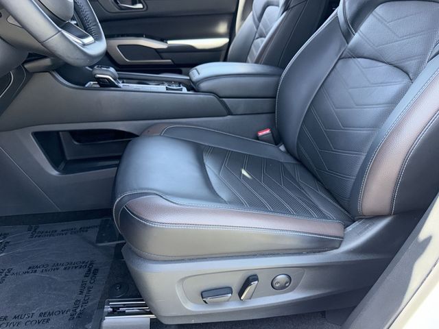 Used 2024 White Nissan Platinum image 23