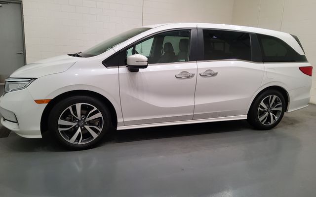 Used 2023 White Honda Touring image 4