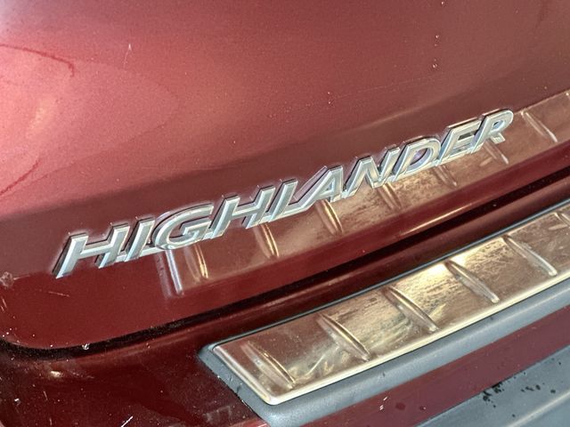 2019 Toyota Highlander XLE Red at Subaru and VW of Moon Township