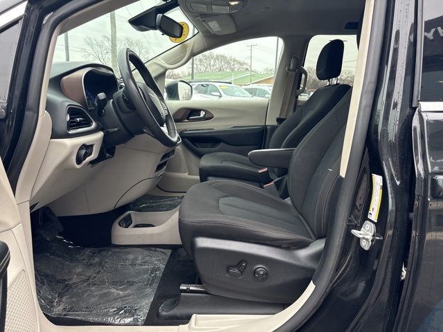 Used 2023 Black Chrysler LX image 23