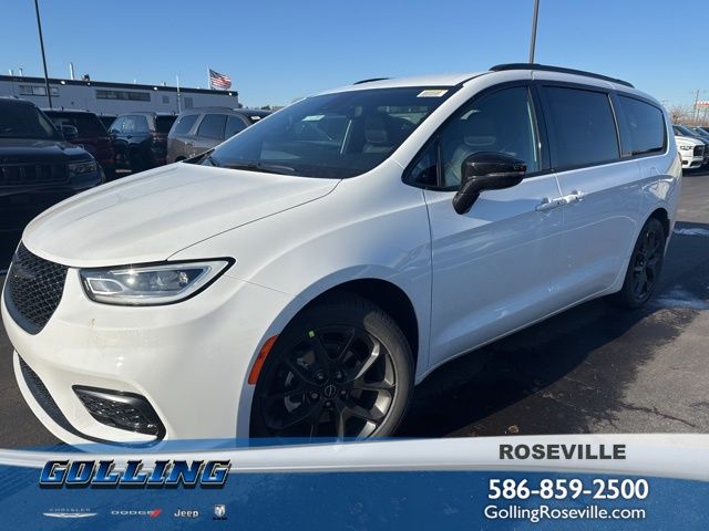 Bright White Clearcoat 2026 Chrysler Pacifica Minivan Front-Wheel Drive 9-Speed Automatic