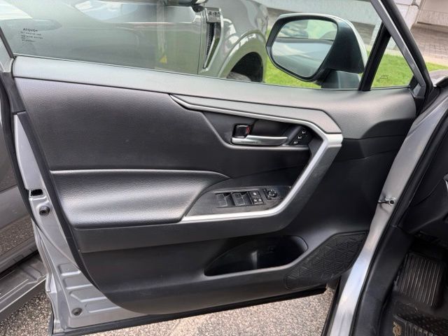 Used 2020 Silver Toyota XLE Premium image 6