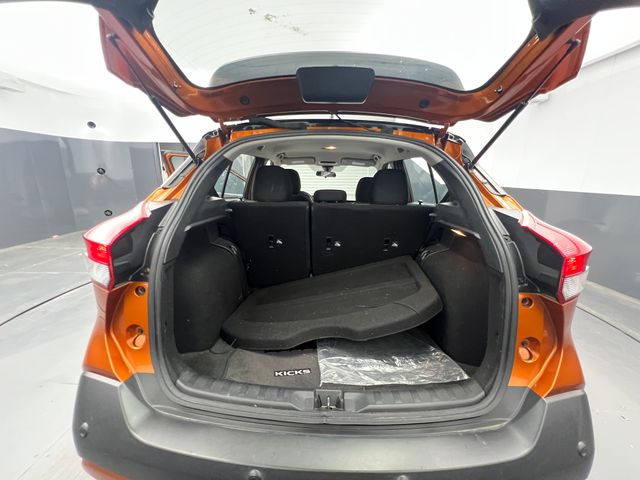 2020 Monarch Orange/Super Black Nissan Kicks SR FWD SUV