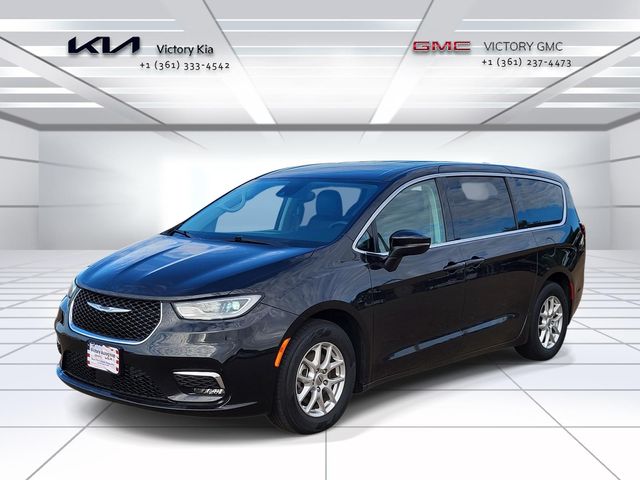 2023 Chrysler Pacifica Touring L's photo