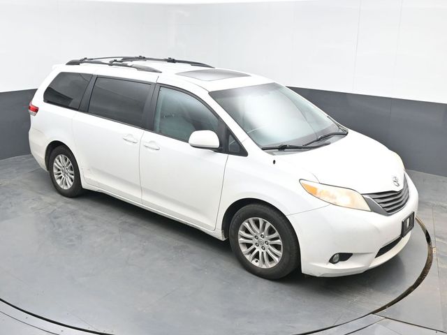 Super White 2012 Toyota Sienna Minivan 6-Speed Automatic Overdrive