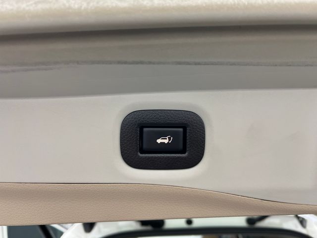2017 Pearl White Nissan Rogue SL FWD SUV