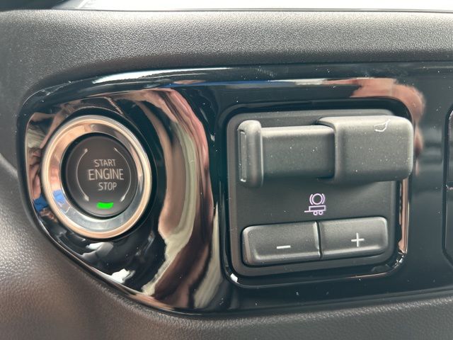 2025 Chevrolet Silverado 1500 LT photo