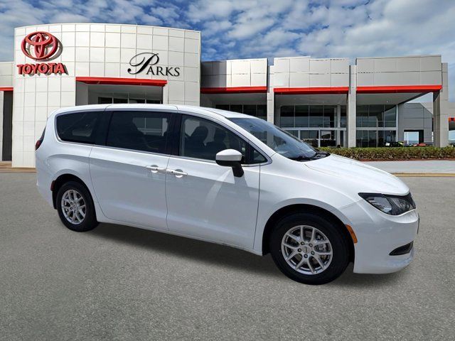 2023 Chrysler Voyager LX's photo