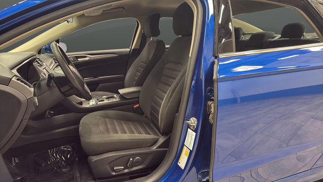 Used 2017 Lightning Blue Ford SE image 9