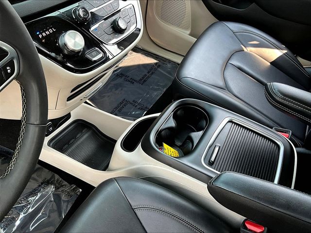 Used 2024 Chrysler Pacifica Van