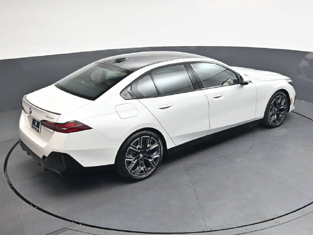 New 2027 White BMW 550e xDrive image 24