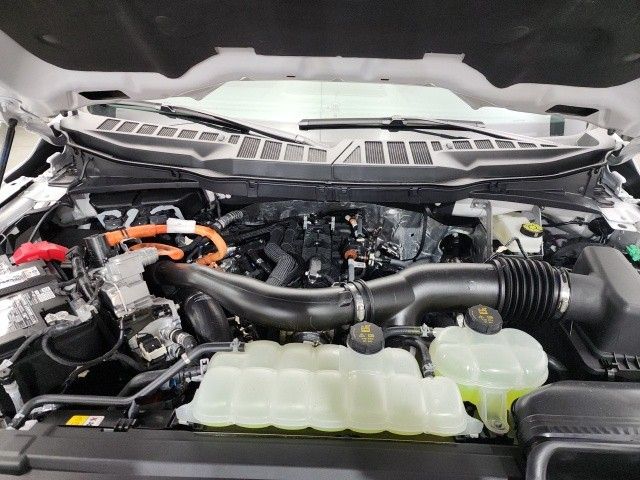 New 2025 White Ford Lariat image 32