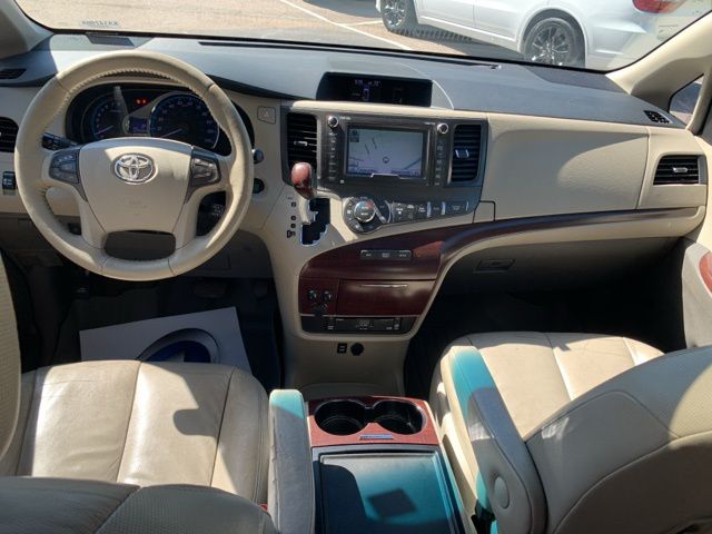 2012 Toyota Sienna XLE 7-Passenger Auto Access Se photo