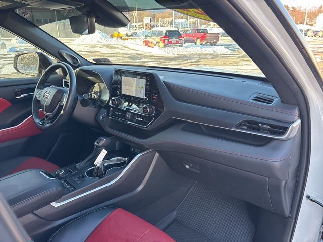 used 2022 Toyota Highlander car, priced at $31,899