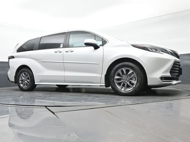 2024 Toyota Sienna XLE 37