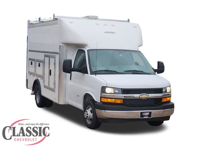 Summit White 2025 Chevrolet Express Chassis 3500 Cutaway 159 Van Rear-Wheel Drive 8-Speed Automatic