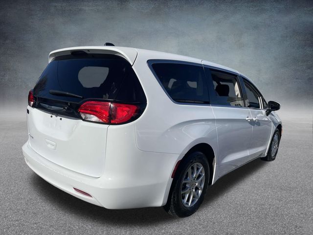 2022 Chrysler Voyager LX 9