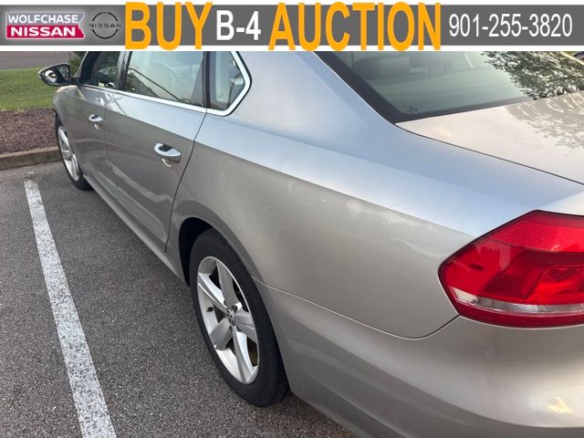 2012 Reflex Silver Metallic Volkswagen Passat 2.5 SE FWD Sedan