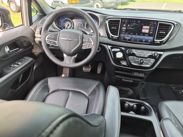 Used 2025 White Chrysler Select image 30