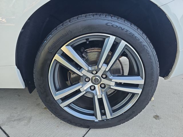 Used 2019 White Volvo T6 Momentum image 32