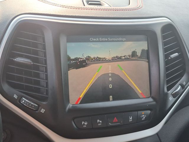 Used 2018 Silver Jeep Trailhawk image 22