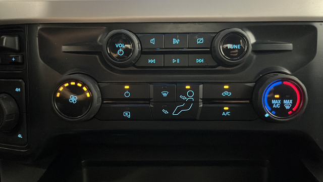 Used 2023 Oxford White Ford XLT image 17