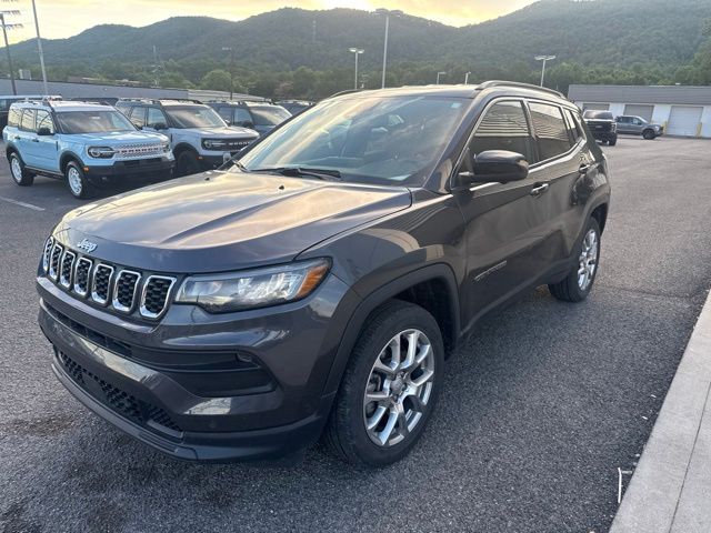 Baltic Gray Metallic Clearcoat 2024 Jeep Compass Latitude Lux 4WD SUV / Crossover Four-Wheel Drive 8-Speed Automatic