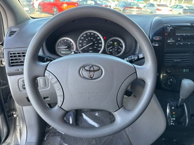 2005 Toyota Sienna LE 14