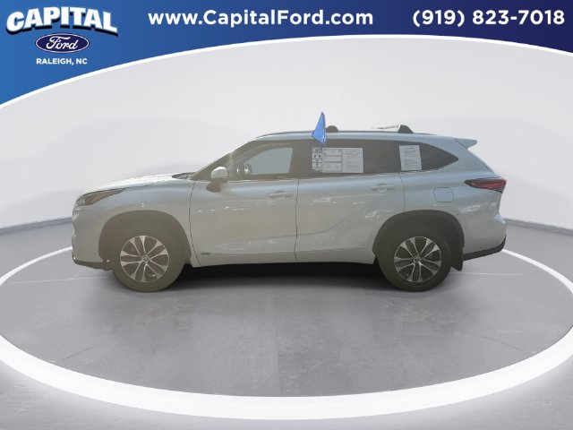 Used 2023 Beige Toyota XLE image 5