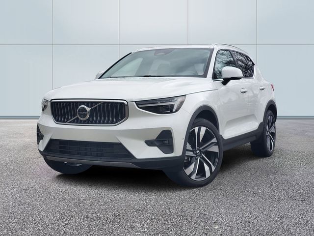Crystal White Pearl 2025 Volvo XC40 B5 Ultra Bright Theme AWD SUV / Crossover All-Wheel Drive Automatic