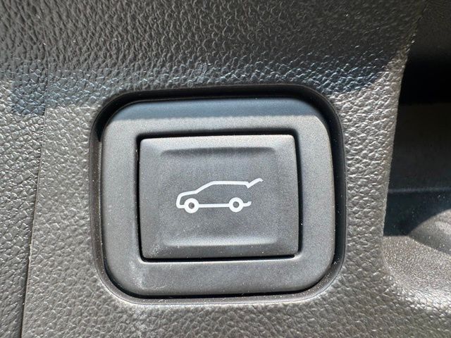 Used 2023 Black GMC SLT image 8