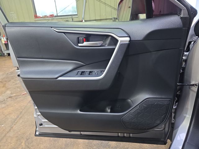 Used 2019 Silver Toyota XLE image 27