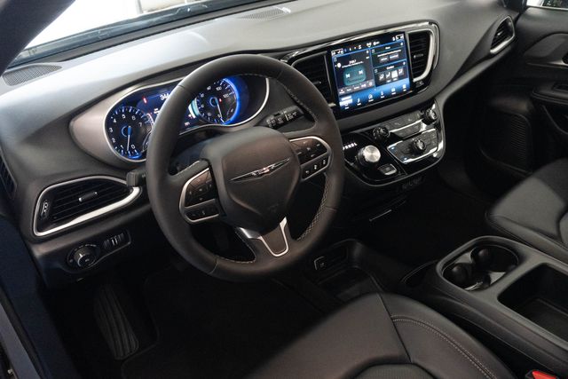 Used 2025 Chrysler Pacifica Van