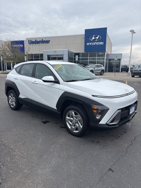 Atlas White 2025 Hyundai Kona SE AWD SUV / Crossover All-Wheel Drive Continuously Variable Transmission