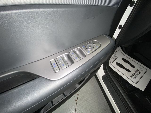 Used 2022 White Hyundai SEL image 13