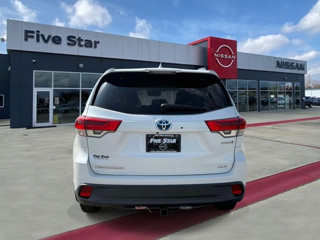 Used 2019 White Toyota XLE image 5