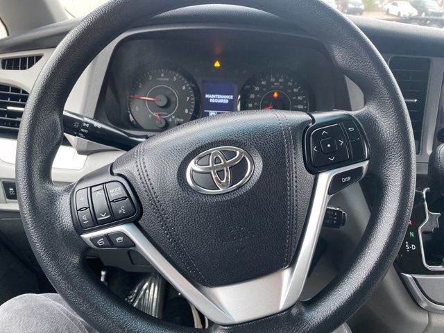 2015 Toyota Sienna LE 20