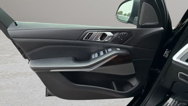 Used 2023 Black BMW xDrive40i image 19