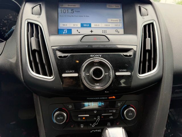 2016 Blue Ford Focus SE FWD Sedan