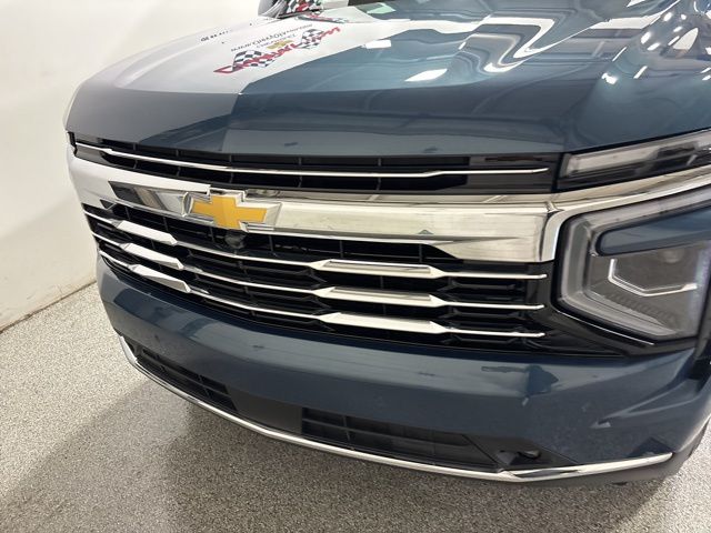 2025 Chevrolet Suburban LT photo