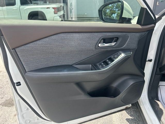 Used 2023 White Nissan SV image 6