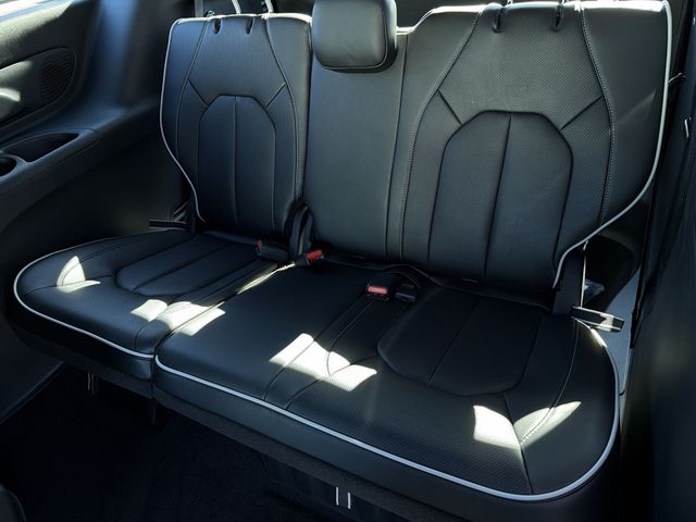 New 2026 Diamond Black Crystal Pearl-Coat Exterior Paint Chrysler Limited image 19