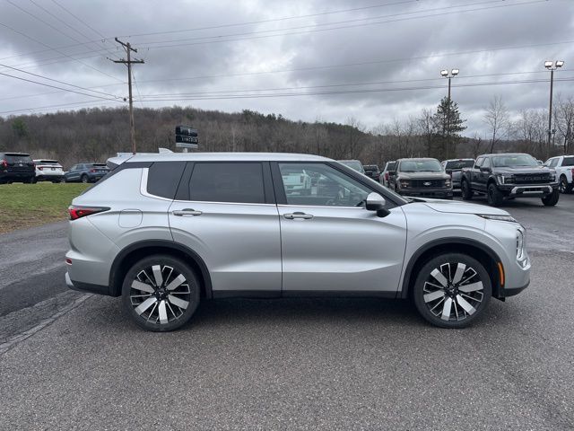 Certified Used 2025  Mitsubishi SE image 4