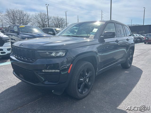 Diamond Black Crystal Pearlcoat 2023 Jeep Grand Cherokee Limited 4WD SUV / Crossover Four-Wheel Drive 8-Speed Automatic