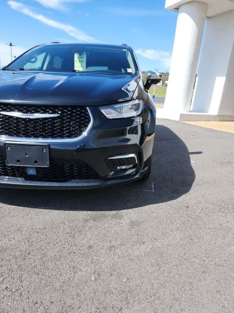 Used 2023 Black Chrysler Limited image 5